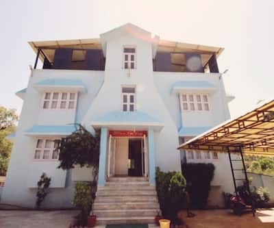 https://imgcld.yatra.com/ytimages/image/upload/t_hotel_yatra_city_desktop/v1479890843/Domestic Hotels/Hotels_Mount Abu/Hotel Blue Valley/Overview.jpg